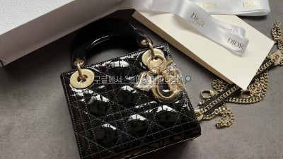 디올 DIOR 레이디백 미니 페이던트 블랙 미니백 M0505OWCB M900 검수사진 #여왕샵