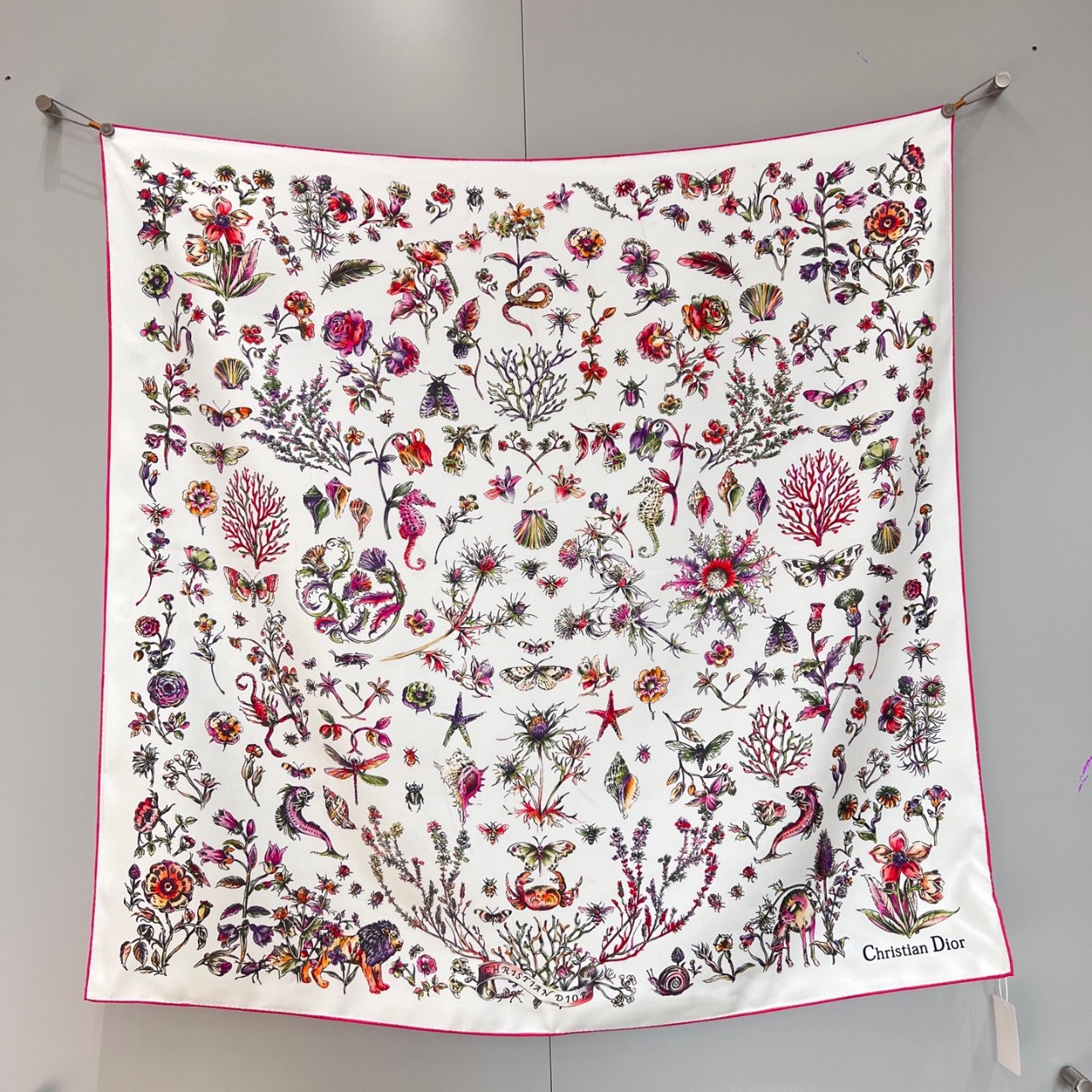 디올 캐비닛 드 큐리오시테 70 꺄레 스카프 51CAB070I610 C083 (아이보리/핑크) 90x90cm 100% 실크