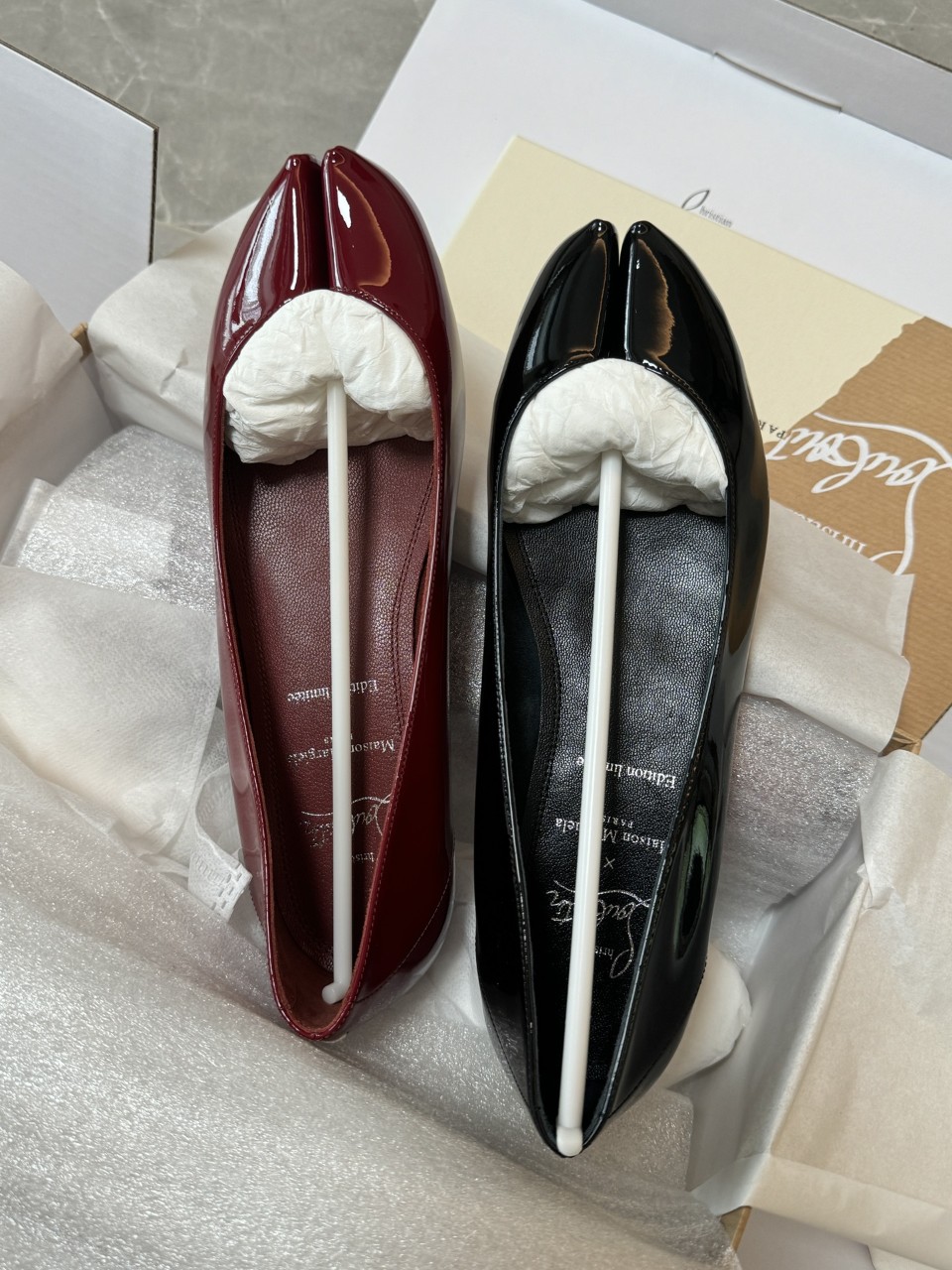 메종마르지엘라 x 크리스찬 루부탱 25SS MARLOUGIELA 타비 플랫슈즈 S39WZ0109P7374HB018