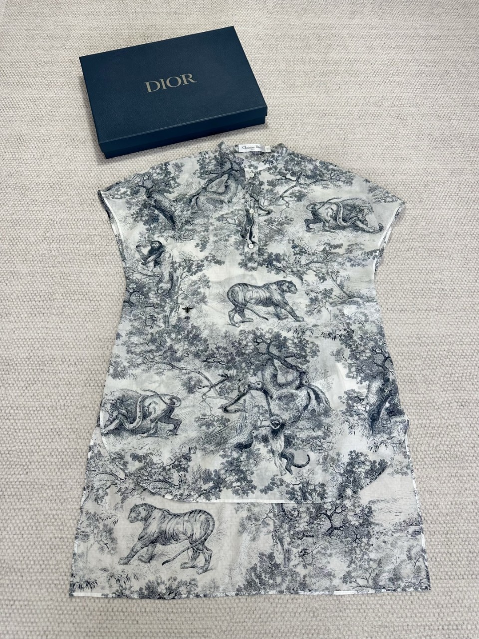 디올 Dioriviera 캡 슬리브 롱 블라우스 화이트 & 네이비 블루 Toile de Jouy Sauvage 코튼 모슬린 541B36A3877_X0861 36 38 40 #타지아